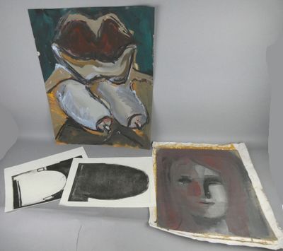 un tableau représentant une femme assise à côté d'une photo d'un homme