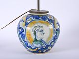 un vase bleu et jaune sur lequel est représenté un homme