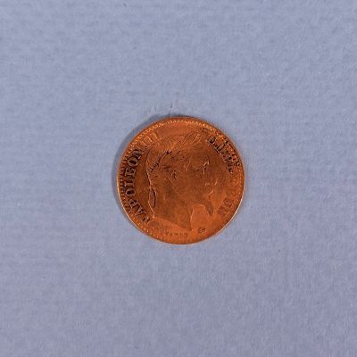un gros plan d'un penny posé sur une surface blanche