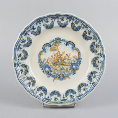 une image représentant une assiette bleue et blanche ornée d'une peinture