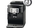 gros plan d'une machine à café sur fond blanc