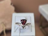 une bague sertie d'une grenat en forme de cœur