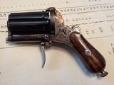 un pistolet posé sur une partition