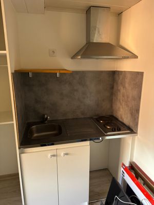 V65: Meuble évier avec plaque 2 feux électriques + hotte