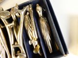 un lot de couverts dans une boîte posée sur une table