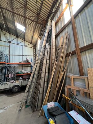 de nombreuses pièces de bois empilées dans un entrepôt
