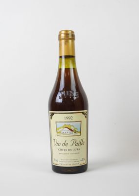 une bouteille de vin posée sur une table blanche