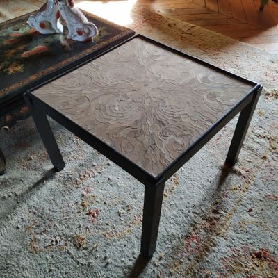 une table basse sur laquelle est posé un vase, dans un salon