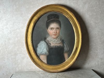 tableau représentant une femme vêtue d'une robe noire et d'une chemise à col blanc