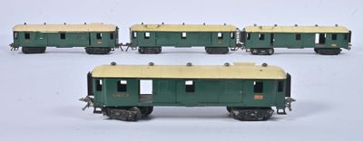 plusieurs wagons verts et jaunes alignés les uns à côté des autres sur une surface blanche