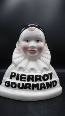une petite figurine représentant une femme portant un bandeau