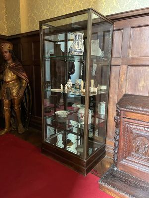 une vitrine contenant la statue d'une femme