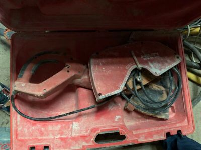 Découpeuse de marque HILTI, modèle DCH EX300.