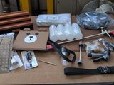 une table sur laquelle se trouvent de nombreux objets