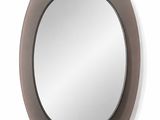 Le miroir est en verre et possède un cadre marron.