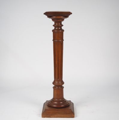 Sellette de style Henri II en bois mouluré.