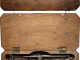 une boîte en bois avec une horloge à l'intérieur