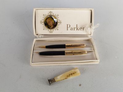 un stylo dans une boîte sur laquelle figure une image