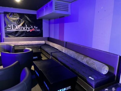 un canapé et une table dans une pièce aux murs violets