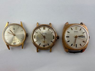trois types de montres sont présentés sur une surface blanche