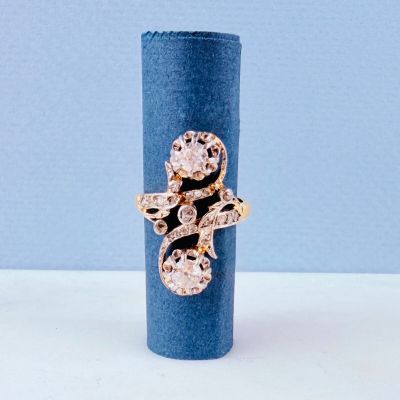 un anneau posé au sommet d'un tube bleu