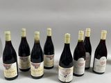 plusieurs bouteilles de vin sont alignées sur une table