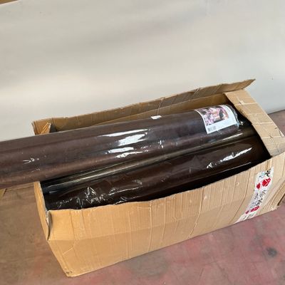 une boîte en carton contenant deux bouteilles de vin