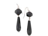une paire de boucles d'oreilles en verre noir avec des crochets en argent