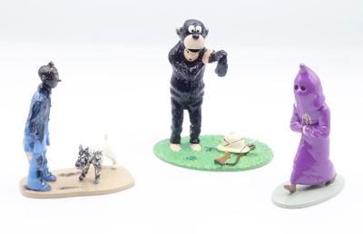 trois figurines représentant un homme vêtu d'une robe violette et un homme vêtu d'une robe violette