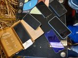 de nombreux téléphones portables posés sur une table