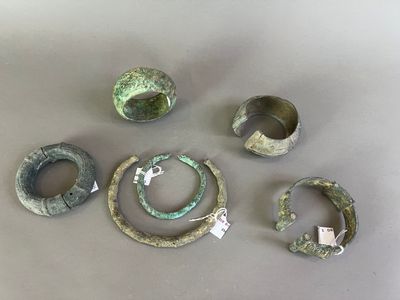 plusieurs morceaux de métal sont disposés sur une table