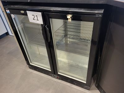 deux portes vitrées ouvertes dans un magasin