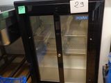 une photo d'un réfrigérateur dans un magasin, sur lequel est apposée une étiquette de prix