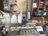 une image d'un établi avec beaucoup d'outils dessus