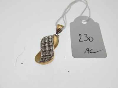un gros plan d'un pendentif en or et diamants avec une étiquette de prix
