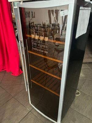 un réfrigérateur muni d'une porte vitrée