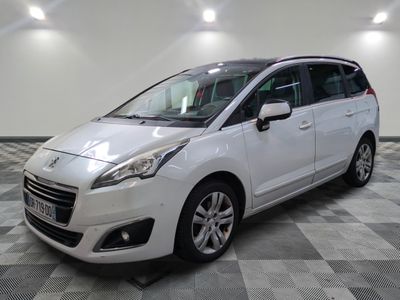 la camionnette blanche est garée dans une grande pièce au sol en damier