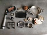 un grand nombre d'objets posés sur une table