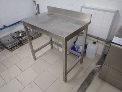 une table en acier inoxydable au milieu d'une cuisine