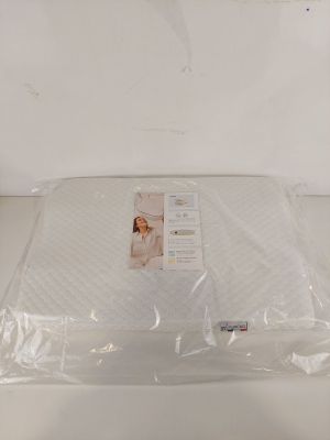 un récipient en plastique transparent muni d'un couvercle en plastique, posé sur une table
