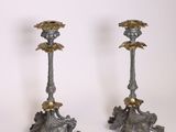 paire de bougeoirs anciens en laiton ornés de fleurs et de feuilles