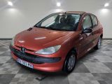 une image d'une voiture rouge garée dans un garage
