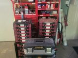 une pile de cartons et d'outils dans un garage