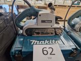 une machine posée sur une table