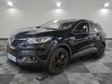 la voiture noire est garée sur un sol en damier dans le garage
