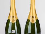 deux bouteilles de champagne posées l'une à côté de l'autre sur une table