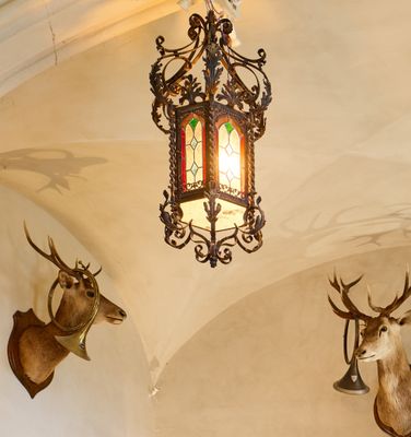 deux têtes de cerfs accrochées au mur de cette pièce