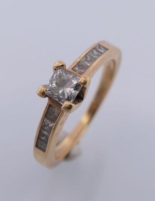 Bague en or jaune 750 sertie d'un diamant taille princesse d…