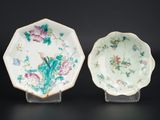 paire d'assiettes chinoises de la « famille » ornées de fleurs et d'oiseaux