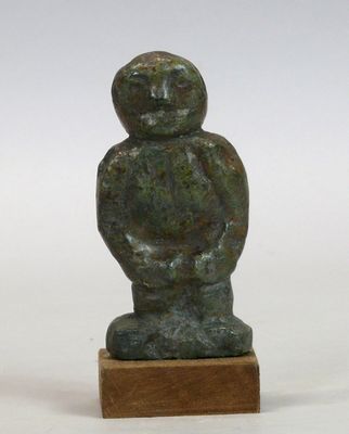 Statuette en pierre à nuances de vert et brun figurant un pe…